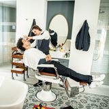 Boris Entrup genießt eine wohltuende Barberbehandlung von Acqua di Parma.