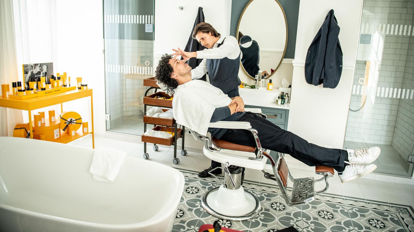 Boris Entrup genießt eine wohltuende Barberbehandlung von Acqua di Parma.