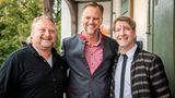 Die Gastgeber des "Buddy Weekends" Heiko Hager (G+J) und Frank Vogel (G+J) nehmen Jens Huwald (Wilde & Partner) in die Mitte.