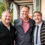 Die Gastgeber des "Buddy Weekends" Heiko Hager (G+J) und Frank Vogel (G+J) nehmen Jens Huwald (Wilde & Partner) in die Mitte.