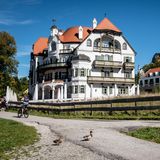 Die Buddies genießen die Atmosphäre im neu eröffneten Hotel.