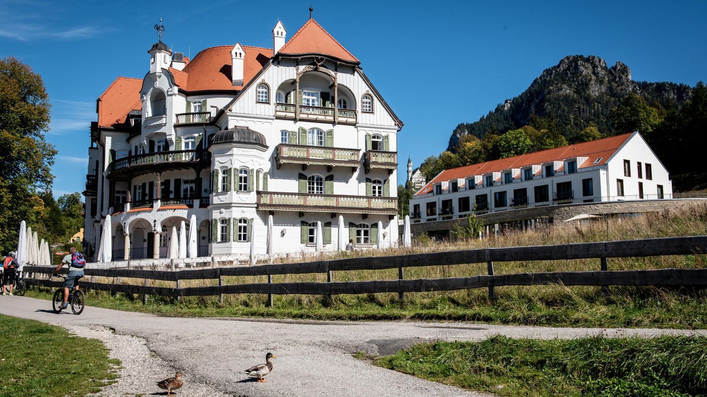 Die Buddies genießen die Atmosphäre im neu eröffneten Hotel.
