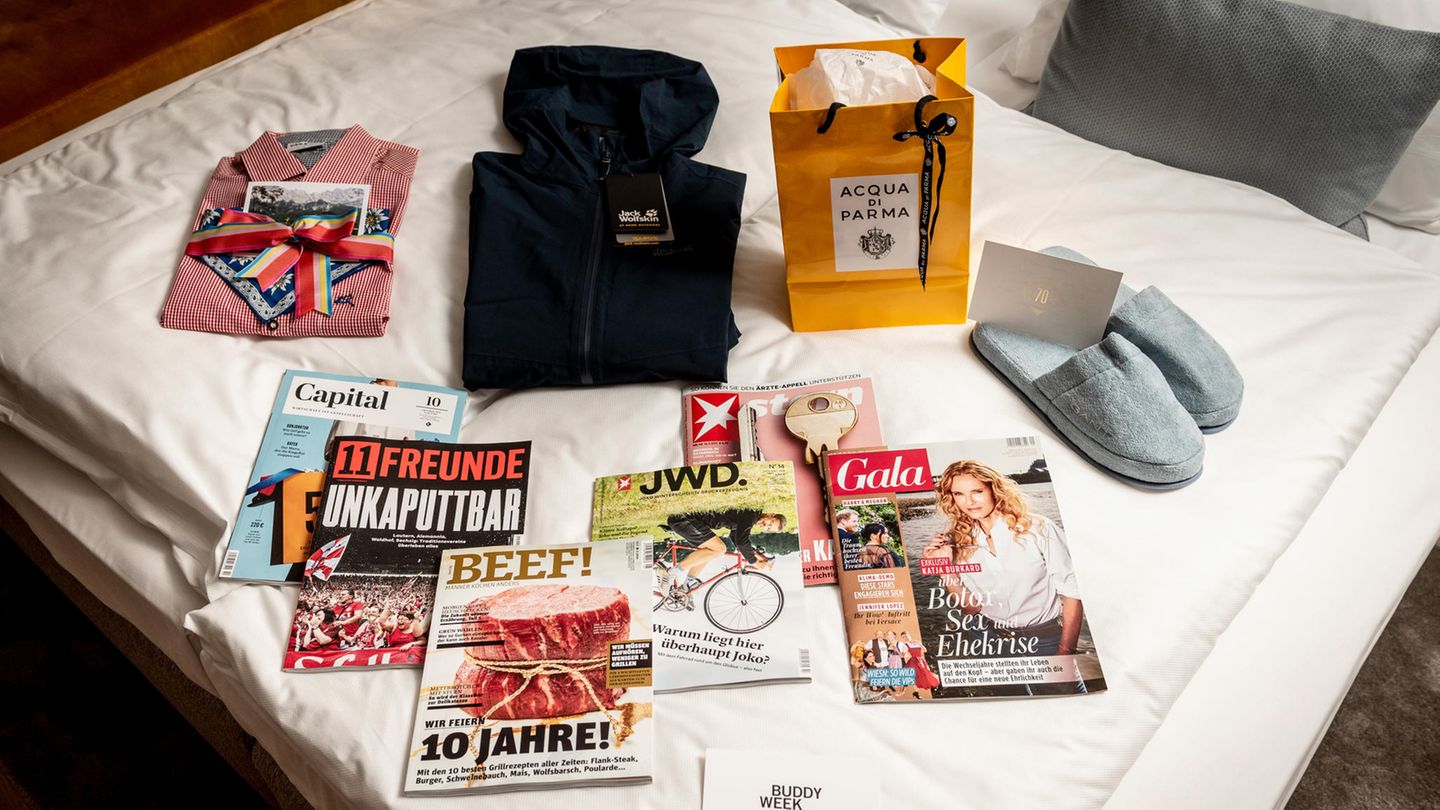 Rundumversorgung: Die Buddies finden auf ihren Zimmern alles, was sie für ein aufregendes, sportliches und entspanntes Wochenende brauchen: Ein kariertes Hemd von Ernsting's Family, eine recycelbare Outdoorjacke der Linie "Pack and Go" von Jack Wolfskin, ein Reiseset von Acqua di Parma und flauschige Hausschuhe von GANT, nebst erstklassiger Lektüre.