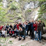 Gut ausgestattet mit Jack Wolfskin Jacken machen sich die Buddies auf zur Pöllatschlucht.