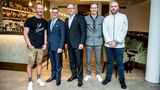 Die Gastgeber laden zum Empfang in die Hotelbar: Marcus Luft (G+J), Vincent Ludwig (General Manager Althoff Seehotel Überfahrt), Michael Braun (Hotelk Manager AMERON Neuschwanstein), Moritz Schmidt (F&B Manager AMERON Neuschwanstein) und Andreas Raddatz (Küchenschef AMERON Neuschanwstein) freuen sich auf den Abend.