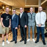 Die Gastgeber laden zum Empfang in die Hotelbar: Marcus Luft (G+J), Vincent Ludwig (General Manager Althoff Seehotel Überfahrt), Michael Braun (Hotelk Manager AMERON Neuschwanstein), Moritz Schmidt (F&B Manager AMERON Neuschwanstein) und Andreas Raddatz (Küchenschef AMERON Neuschanwstein) freuen sich auf den Abend.