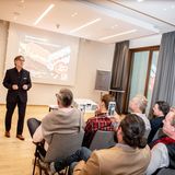 Im Vortrag von Prof. Dr. Weidner lernen die Buddies mit Hilfe der "Peperoni-Strategie" den Umgang mit Aggressivität in schwierigen Verhandlungen.