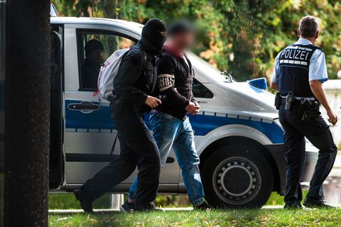 Einer der mutmaßlichen Rechtsterrroisten von "Revolution Chemnitz" nach seiner Festnahme am Bundesgerichtshof in Karlsruhe