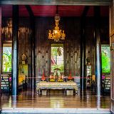 Bangkok: Jim-Thompson-Haus  Zwei Ereignisse machten Jim Thompson legendär: Seine Arbeit – und sein Verschwinden. Als Spion des US-Geheimdienstes verliebte er sich in Bangkok und gründete dort 1948 die Thai Silk Company, deren hochwertige Seidenstoffe zum Exportschlager wurden. 1967 aber verschwand der "Seidenkönig" im Dschungel. Die Spekulationen, ob er von einem Tiger gefressen wurde, von Konkurrenten entführt, von malaiischen Kommunisten hingerichtet oder selbst untertauchte, schufen einen Mythos, der Besucher in sein Domizil lockt: Zu besichtigen sind historische Teehäuser mit viel Kunst, Antiquitäten, prächtige Gobelins und ein üppiger Garten. Auch wenn man nicht weiß, wie er starb – der Mann wusste zu leben.  Lage: Nahe der Skytrain-Station National Stadium.  Auf jeden Fall: Das Material ist einmalig seidig, die Kleidung im Shop entsprechend hochpreisig.  Nicht vergessen: Sich Zeit nehmen für die viele Kunst. Jim Thompson sammelte mit Sachverstand.  Nice to know: Wie Seidenraupen arbeiten und der wertvolle Stoff entsteht, lässt sich auf der Jim Thompson-Farm (etwa 4 Std. nordöstlich von Bangkok) besichtigen (nur Dezember und Januar).  Infos: www.jimthompsonfarm.com