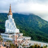 Amphoe Khao Kho: Wat-Pha-Sorn-Kaew-Tempel  Wenn aus dem tropischen Grün die fünf strahlend weißen Buddhastatuen auftauchen, hat man ein Meisterwerk des Tempelbaus erreicht: Wat Pha Sorn Kaew, zu Deutsch "Der Tempel auf dem Glaskliff". Die Anlage thront auf einem gut 800 Meter hohen Berg und unterscheidet sich deutlich vom klassischen Tempeldesign Thailands. Die Haupthalle er­innert mit ihrer Architektur an Gaudí, die Millionen Porzellanscherben und Glassteinchen an Wänden und Fußböden lassen an Hundertwasser denken. Die vielen Mönche und ihre Ruhe, die großzügige Außenanlage mit Brunnen und Bänken und der wunderbare Blick von der Aussichtsterrasse machen die neue Tempelanlage zu einer der schönsten Thailands.  Lage: Etwa 415 Kilometer nördlich von Bangkok.  Auf jeden Fall: Von den Dächern des Tempels aus die 360-Grad-Aussicht auf sich wirken lassen.  Nicht vergessen: Natürlich gilt das Schuhverbot auch für Besucher.  Nice to know: Die inzwischen als heilig anerkannte Stätte wurde erst 2004 erbaut, sie ist somit eine der jüngsten des Landes.