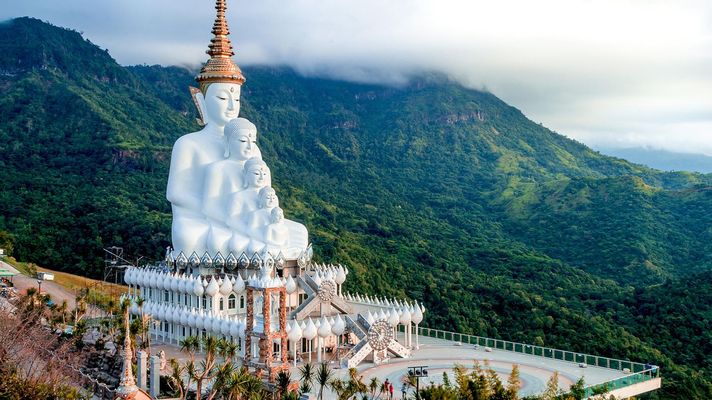 Amphoe Khao Kho: Wat-Pha-Sorn-Kaew-Tempel  Wenn aus dem tropischen Grün die fünf strahlend weißen Buddhastatuen auftauchen, hat man ein Meisterwerk des Tempelbaus erreicht: Wat Pha Sorn Kaew, zu Deutsch "Der Tempel auf dem Glaskliff". Die Anlage thront auf einem gut 800 Meter hohen Berg und unterscheidet sich deutlich vom klassischen Tempeldesign Thailands. Die Haupthalle er­innert mit ihrer Architektur an Gaudí, die Millionen Porzellanscherben und Glassteinchen an Wänden und Fußböden lassen an Hundertwasser denken. Die vielen Mönche und ihre Ruhe, die großzügige Außenanlage mit Brunnen und Bänken und der wunderbare Blick von der Aussichtsterrasse machen die neue Tempelanlage zu einer der schönsten Thailands.  Lage: Etwa 415 Kilometer nördlich von Bangkok.  Auf jeden Fall: Von den Dächern des Tempels aus die 360-Grad-Aussicht auf sich wirken lassen.  Nicht vergessen: Natürlich gilt das Schuhverbot auch für Besucher.  Nice to know: Die inzwischen als heilig anerkannte Stätte wurde erst 2004 erbaut, sie ist somit eine der jüngsten des Landes.