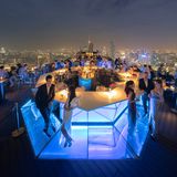Bangkok: Moon Bar  61. Stockwerk, die Fahrstuhltür öffnet sich, die Skyline Bangkoks leuchtet in der Abenddämmerung, Barjazz läuft im Hintergrund – und eine leichte Brise trocknet die letzten Schweißperlen auf dem Gesicht. Es gibt viele Skybars in Thailands Hauptstadt, in manchen ist der Preis durch die Decke gegangen, trotzdem hielt der Service dem Ansturm nicht stand. Zwar lässt man sich auch in der "Moon Bar" die himmlische Aussicht und das vornehme Ambiente (viel Glas und weiße Möbel) bezahlen, kosten Longdrinks 20 Euro und mehr. Da die Bar aber das Fünf-Sterne-Hotel "Banyan Tree" krönt, achtet man hier nach wie vor sehr auf Qualität. Und wer sich am Abend vor dem Abflug noch etwas Besonderes gön­nen will, der ist hier genau richtig.  Lage: 21/200 South Sathon Rd., nahe Skytrain-Station Surasak.  Auf jeden Fall: Früh kommen, dann hat man noch Chancen auf einen Tisch.  Nicht vergessen: Sich vorher chic anziehen. Flip-Flops und Shorts sind tabu, genau wie Gepäck.  Nice to know: Der Lumphini-Park, die größte Grünanlage Bangkoks, liegt nur wenige Schritte vom Hotel entfernt Hier wird vor allem frühmorgens, wenn es noch nicht so heiß ist, geturnt, flaniert und getanzt.  Infos: www.banyantree.com