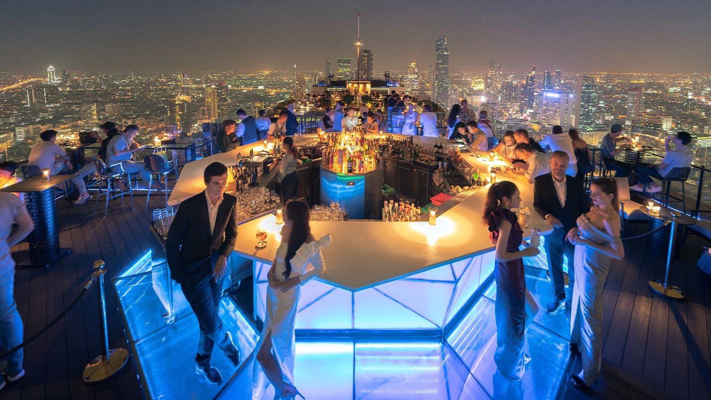 Traumziel in Asien: Bangkok: Moon Bar 61. Stockwerk, die Fahrstuhltür öffnet sich, die Skyline Bangkoks leuchtet in der Abenddämmerung, Barjazz läuft im Hintergrund – und eine leichte Brise trocknet die letzten Schweißperlen auf dem Gesicht. Es gibt viele Skybars in Thailands Hauptstadt, in manchen ist der Preis durch die Decke gegangen, trotzdem hielt der Service dem Ansturm nicht stand. Zwar lässt man sich auch in der "Moon Bar" die himmlische Aussicht und das vornehme Ambiente (viel Glas und weiße Möbel) bezahlen, kosten Longdrinks 20 Euro und mehr. Da die Bar aber das Fünf-Sterne-Hotel "Banyan Tree" krönt, achtet man hier nach wie vor sehr auf Qualität. Und wer sich am Abend vor dem Abflug noch etwas Besonderes gönnen will, der ist hier genau richtig. Lage: 21/200 South Sathon Rd., nahe Skytrain-Station Surasak. Auf jeden Fall: Früh kommen, dann hat man noch Chancen auf einen Tisch. Nicht vergessen: Sich vorher chic anziehen. Flip-Flops und Shorts sind tabu, genau wie Gepäck. Nice to know: Der Lumphini-Park, die größte Grünanlage Bangkoks, liegt nur wenige Schritte vom Hotel entfernt Hier wird vor allem frühmorgens, wenn es noch nicht so heiß ist, geturnt, flaniert und getanzt. Infos: www.banyantree.com Bangkok: Moon Bar 61. Stockwerk, die Fahrstuhltür öffnet sich, die Skyline Bangkoks leuchtet in der Abenddämmerung, Barjazz läuft im Hintergrund – und eine leichte Brise trocknet die letzten Schweißperlen auf dem Gesicht. Es gibt viele Skybars in Thailands Hauptstadt, in manchen ist der Preis durch die Decke gegangen, trotzdem hielt der Service dem Ansturm nicht stand. Zwar lässt man sich auch in der "Moon Bar" die himmlische Aussicht und das vornehme Ambiente (viel Glas und weiße Möbel) bezahlen, kosten Longdrinks 20 Euro und mehr. Da die Bar aber das Fünf-Sterne-Hotel "Banyan Tree" krönt, achtet man hier nach wie vor sehr auf Qualität. Und wer sich am Abend vor dem Abflug noch etwas Besonderes gönnen will, der ist hier genau richtig. Lage: 21/200 South Sathon Rd., nahe Skytrain-Station Surasak. Auf jeden Fall: Früh kommen, dann hat man noch Chancen auf einen Tisch. Nicht vergessen: Sich vorher chic anziehen. Flip-Flops und Shorts sind tabu, genau wie Gepäck. Nice to know: Der Lumphini-Park, die größte Grünanlage Bangkoks, liegt nur wenige Schritte vom Hotel entfernt Hier wird vor allem frühmorgens, wenn es noch nicht so heiß ist, geturnt, flaniert und getanzt. Infos: www.banyantree.com