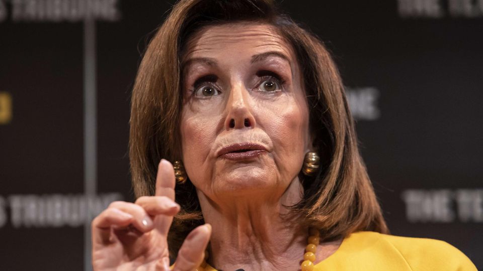 Nancy Pelosi spricht in Texas über ihre Moment der Wahrheit vor Impeachment-Einleitung Nancy Pelosi hebt den Finger und spricht über den Moment der Wahrheit