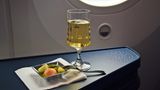 Sektglas in Boeing 787 von KLM