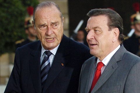 Zwei Staatsmänner, die sich gut verstanden haben: Jacques Chirac (li.) und Gerhard Schröder (im Jahr 2005). Trotzdem fehlt der Altkanzler bei der Trauerfeier für Chirac.