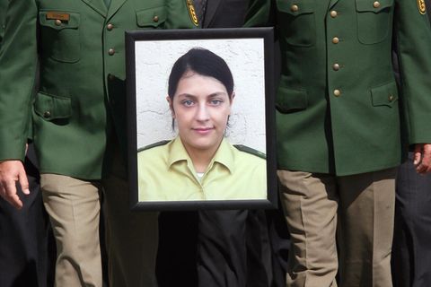 Beim Trauermarsch in Böblingen 2007 tragen Kollegen ein Porträt der ermordeten Polizistin Michèle Kiesewetter