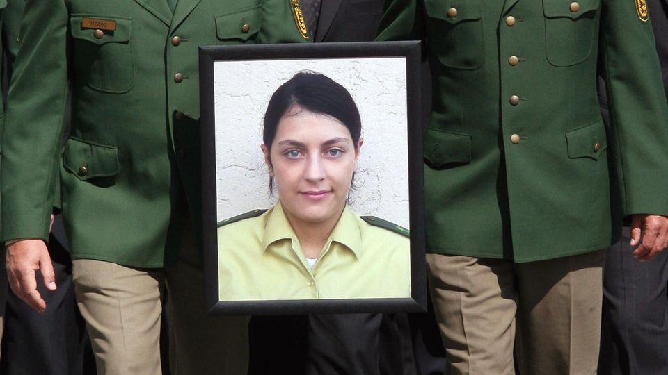Beim Trauermarsch in Böblingen 2007 tragen Kollegen ein Porträt der ermordeten Polizistin Michèle Kiesewetter
