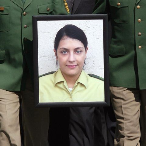 Beim Trauermarsch in Böblingen 2007 tragen Kollegen ein Porträt der ermordeten Polizistin Michèle Kiesewetter
