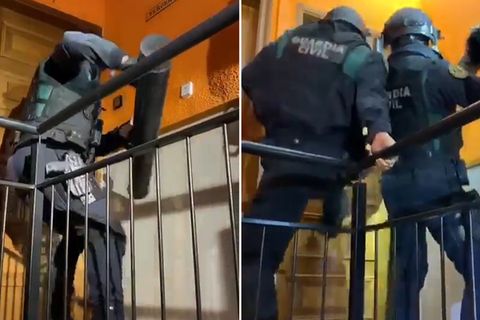 Einsatzkräfte der spanischen Guardia Civil stürmen eine Wohnung in Katalonien.