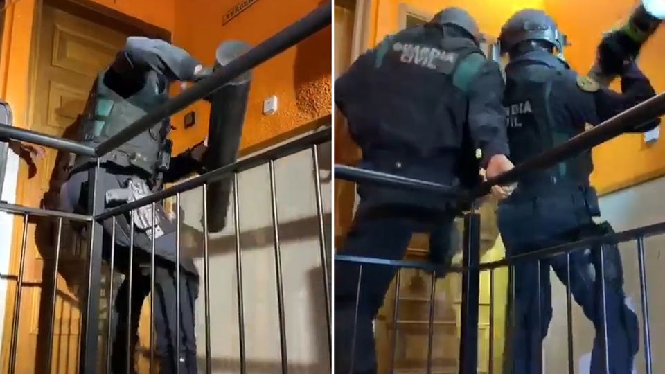 Einsatzkräfte der spanischen Guardia Civil stürmen eine Wohnung in Katalonien. Einsatzkräfte der spanischen Guardia Civil stürmen eine Wohnung in Katalonien.