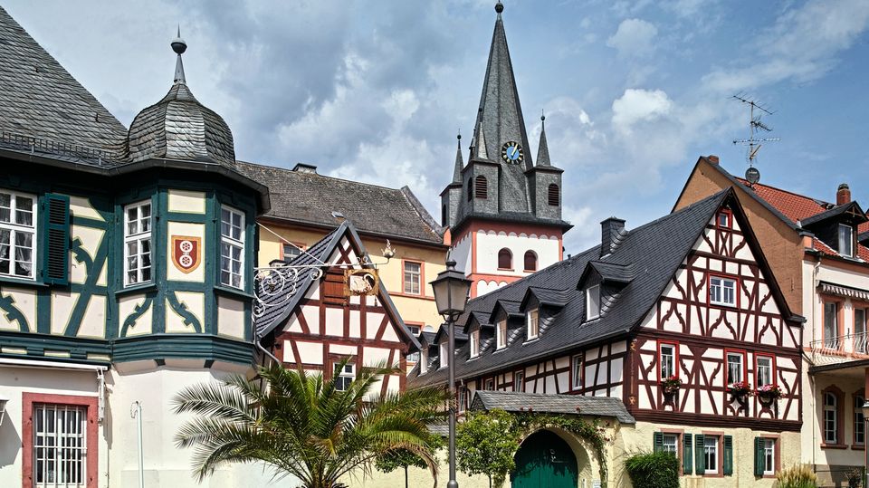 Deutschlands schönste Weingebiete: Meisterhaftes Fachwerk: Das Oestricher Ensemble an der Rheinallee ist stilbildend Meisterhaftes Fachwerk: Das Oestricher Ensemble an der Rheinallee ist stilbildend