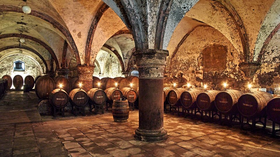 Deutschlands schönste Weingebiete: Filmkulisse: der historische, fast 900 Jahre alte Weinkeller im Kloster Eberbach Filmkulisse: der historische, fast 900 Jahre alte Weinkeller im Kloster Eberbach