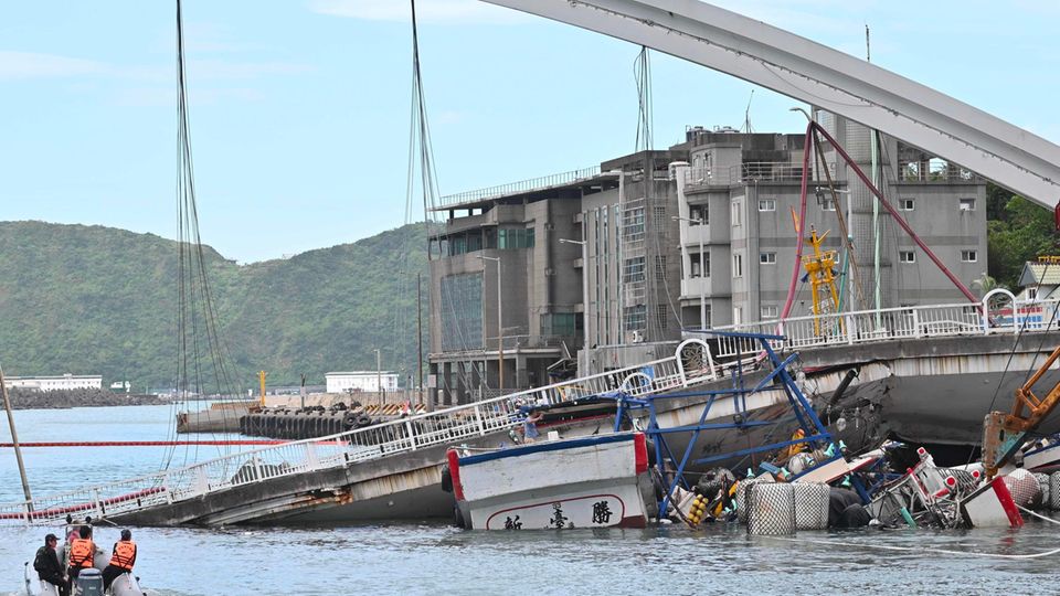 Eingestürzte Brücke in Taiwan