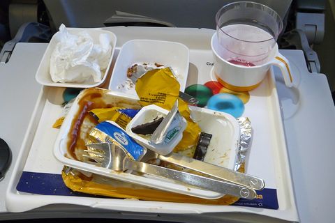 Nach Angaben der International Air Transport Association produziert ein Passagier pro Flug im Durchschnitt 1,4 Kilogramm Abfall
