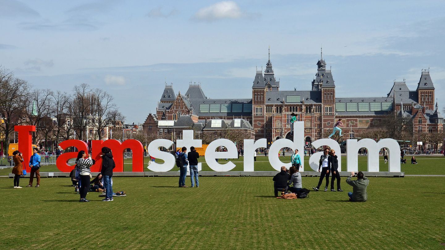 Selfie-Hotspot in Amsterdam: Die Wiese mit Amsterdam-Schriftzug vor dem Rijksmuseum