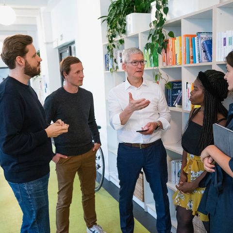 Apple-Chef Tim Cook besucht das Berliner Start-up Blinkist.