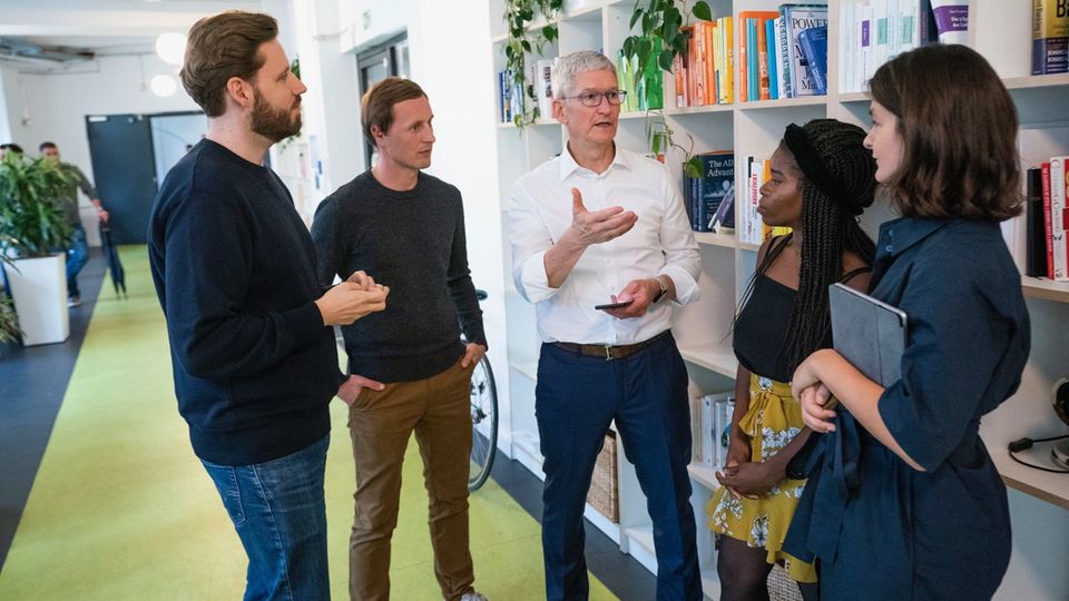 Apple-Chef Tim Cook besucht das Berliner Start-up Blinkist.