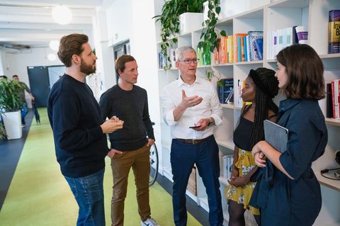 Apple-Chef Tim Cook besucht das Berliner Start-up Blinkist.