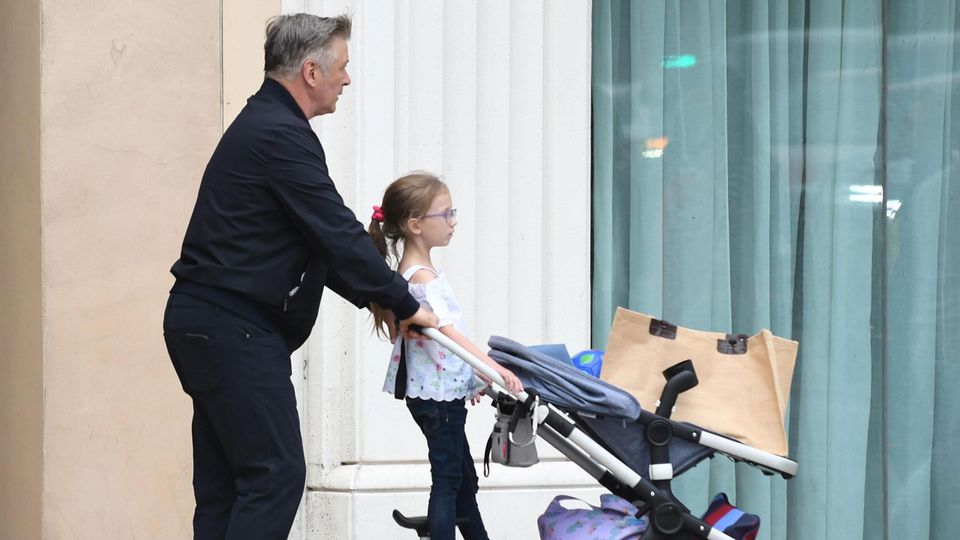 Alec Baldwin schiebt einen Kinderwagen