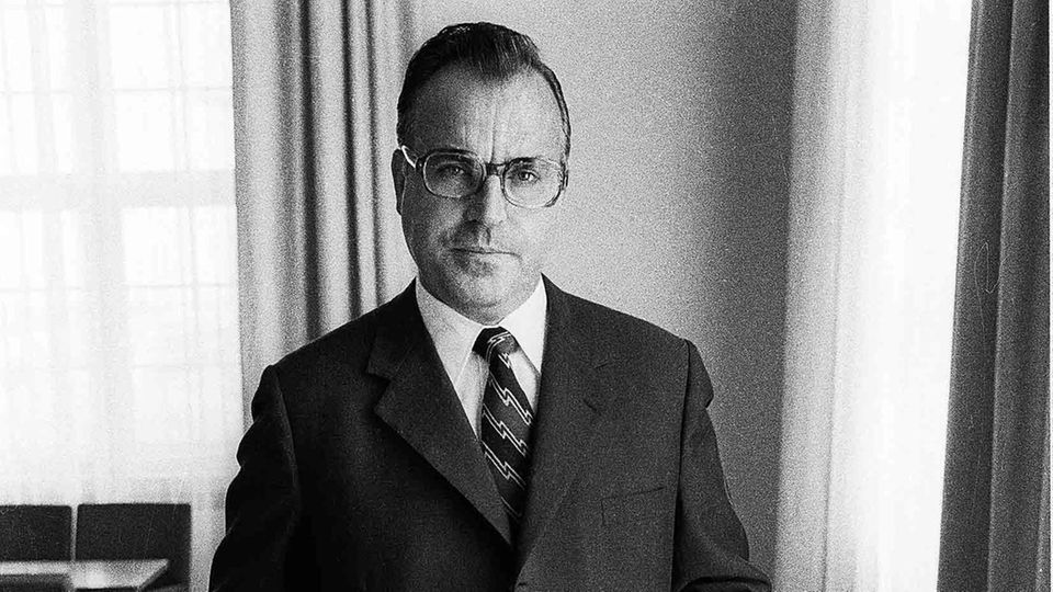 Dr. Helmut Kohl CDU Ministerpraesident von Rheinland-Pfalz, in der Staatskanzlei. 15.05.1972. Portraet Portrait ganze 1/1 figur PortrŠt MinisterprŠsident Nr. 9834. 19720515jd01. Foto und Copyright: J.H. Darchinger, Theodor-Litt-Str. 42, 53121 Bonn, Deut... Dr. Helmut Kohl, in schwarz-weiß und mit Anzug aufgenommen