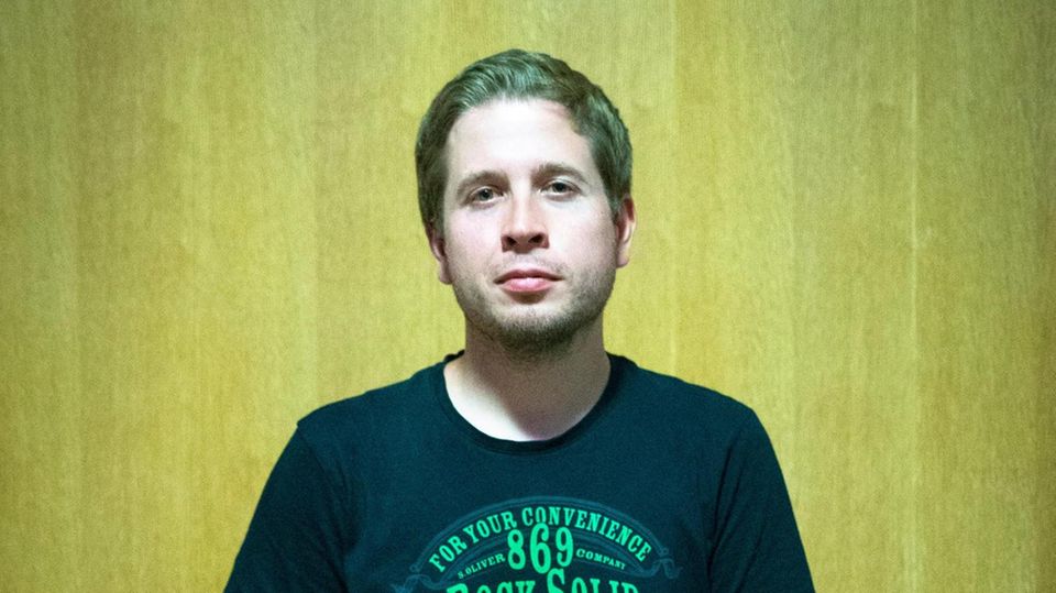 Kevin Kuehnert, SPD, Bundesvorsitzender der Jungsozialisten (Jusos),Berlin, KulturkantineFotograf: HC Plambeck [Rechte Dritter nicht beim Fotografen, keine Haftung bei Forderungen von abgebildeten Personen oder deren abgebildeten Gegenstaenden - Third... Kevin Kühnert, in T-Shirt und Jeans vor einer Holzwand