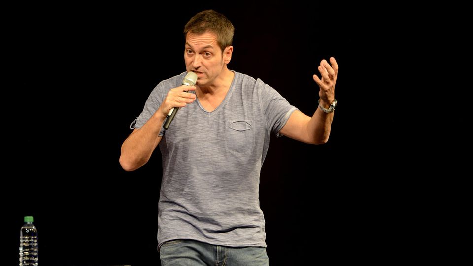 Dieter Nuhr gestikuliert