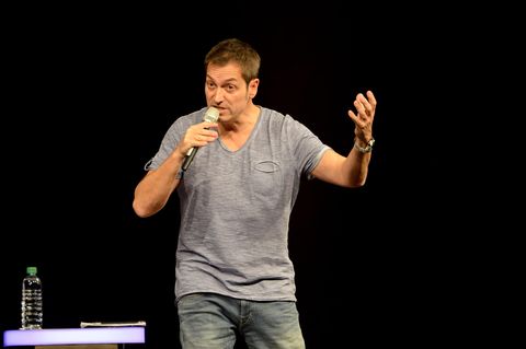 Dieter Nuhr gestikuliert
