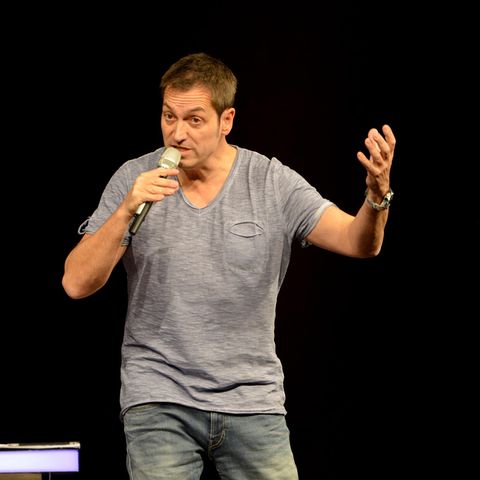 Dieter Nuhr gestikuliert