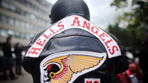 Ein Mitglied der Rockergruppe Hells Angels nimmt an einem Protestkorso teil