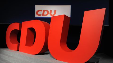 Auf einer Bühne stehen drei rote Buchstaben "CDU" in der Typographie des CDU-Logos