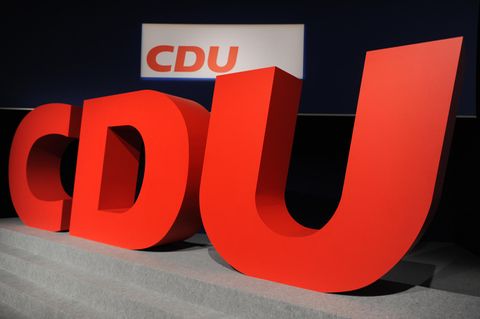 Auf einer Bühne stehen drei rote Buchstaben "CDU" in der Typographie des CDU-Logos