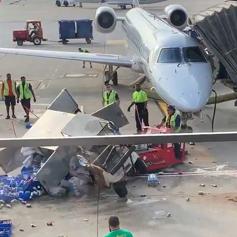 Getränkewagen gerät außer Kontrolle und prallt fast gegen ein Flugzeug am Flughafen in Chicago.