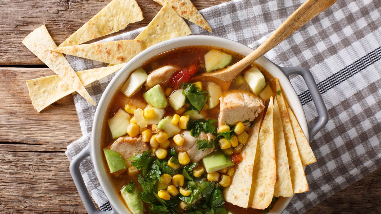 Pozole  Zutaten:  1 kg Eisbein, 500 g flache Bauchrippe, Salz, 3-4 Knoblauchzehen, gepellt, 2 Zwiebeln, geviertelt, 1 daumenballengroßes Stück frische Ingwerwurzel, geschält, 1 TL Pfefferkörner, angedrückt, 1 EL Kreuzkümmelsaat, 1 Dose Pozole-Mais (650 g Abtropfgewicht), 700 g Nackensteak, 1 Glas grüne oder rote, eingelegte Chilischoten, 3-5 Ancho-Chilis, ½ rote Zwiebel, 1 EL Essig, 2 Bund Radieschen, ½ Spitzkohl, 2 Bund Koriandergrün, 4–5 Limetten  Zubereitung:  Das Eisbein und die Rippen in einen großen (!) Topf geben und mit Wasser bedecken, leicht salzen, einmal aufkochen und wiederholt mit einer Schaumkelle abschäumen. Nach dem Abschäumen 2 Knoblauchzehen, 2 Zwiebeln, Ingwer, Pfefferkörner und Kreuzkümmelsaat zum Fleisch geben. Die Hitze herunterschalten und das Fleisch 2 Stunden sanft ziehen lassen.  Während das Fleisch gart, den Pozole-Mais in einem Sieb unter fließendem Wasser gründlich abspülen, in einen zweiten Topf geben, mit Salzwasser bedecken und ca. 1 Stunde sanft kochend garen.  Eisbein und Rippchen aus dem Topf heben und zum Auskühlen in einem Durchschlag übers Küchenbecken hängen. Die Brühe durch ein Sieb in eine Schüssel gießen. Nur den Ingwer würfeln und beiseite legen, die restlichen ausgekochten Gewürze wegwerfen. Die Brühe zurück in den Topf gießen und erhitzen (Trübstoffe am Schüsselboden zurückhalten). Die Nackensteaks im Ganzen in die Brühe und diese nur noch ziehen (nicht kochen) lassen, das Fleisch 30–45 Minuten (je nach Qualität) garen. Den getrennt gegarten Mais durchs Sieb abschütten und in die Brühe geben.  Die  Schwarte vom Eisbein entfernen und entsorgen; das Fleisch vom Knochen lösen, dabei Fett und Bindegewebe abstreifen und entsorgen. Fleisch in grobe Stücke schneiden. Rippchen in Stücke schneiden, Knorpel und Knochen zum späteren Abknabbern dranlassen. Nackensteak aus der Brühe nehmen, in Würfel schneiden und mit Eisbein- und Rippchen zum Eintopf geben. Eingelegte Chilischoten abgießen, die Schoten grob zerschneiden und mit dem Ingwer in den Eintopf geben (die Qualität der Schoten bestimmt die Schärfe des Eintopfes).  3–5 Ancho-Chilis aufschlitzen und entkernen, das Fruchtfleisch ca. 15 Minuten in etwas Wasser köcheln, dann mit 1–2 Knoblauchzehen, 1/2 roten Zwiebel, 1 EL Essig und 1 TL Salz pürieren; 250 ml von der Brühe dazugeben und verrühren.  Radieschen in Scheiben schneiden. Spitzkohl vierteln und in feine Streifen schneiden. Koriandergrün von den Stielen zupfen. Limetten vierteln. Den Eintopf in Schalen servieren und mit Radieschen, Kohlstreifen und Koriander garnieren. Limettenviertel darüber ausdrücken. Mit den pürierten Ancho-Chilis würzen.  Tipp: Zum Eintopf dünnes Fladenbrot reichen (Tortillas, Chubz oder Lawasch – letztere sind arabische bzw. persische Brote, gibt's im türkischen Lebensmittelhandel).