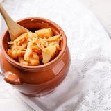 Hack-Kohl-Eintopf  Zutaten:  1/2 Weißkohl (400 g), 400 g fest kochende Kartoffeln, 2 EL Öl, 400 g gemischtes Hack, 1 Tl Kümmelsaat, 1 TL edelsüßes Paprikapulver, Salz & Pfeffer, 1 l heiße Fleischbrühe, 1 Lorbeerblatt, 1/2 Bund gehackte Petersilie  Zubereitung:  1/2 Weißkohl putzen, halbieren und ohne den harten Strunk quer in 2 cm große Stücke schneiden. 400 g festkochende Kartoffeln schälen, in 1 cm breite Streifen schneiden. 2 EL Öl in einem weiten Topf erhitzen, 400 g gemischtes Hack mit 1 Tl Kümmelsaat darin bei starker Hitze grob krümelig braten und kräftig mit dem Paprika, Salz und Pfeffer würzen.  Kartoffeln und Weißkohl über das Hack schichten, 1 l Fleischbrühe und 1 Lorbeerblatt dazugeben. Bei milder Hitze zugedeckt 30 Min. köcheln.   Lorbeerblatt entfernen und den Eintopf mit 1/2 Bund gehackter Petersilie und etwas Paprikapulver bestreuen.