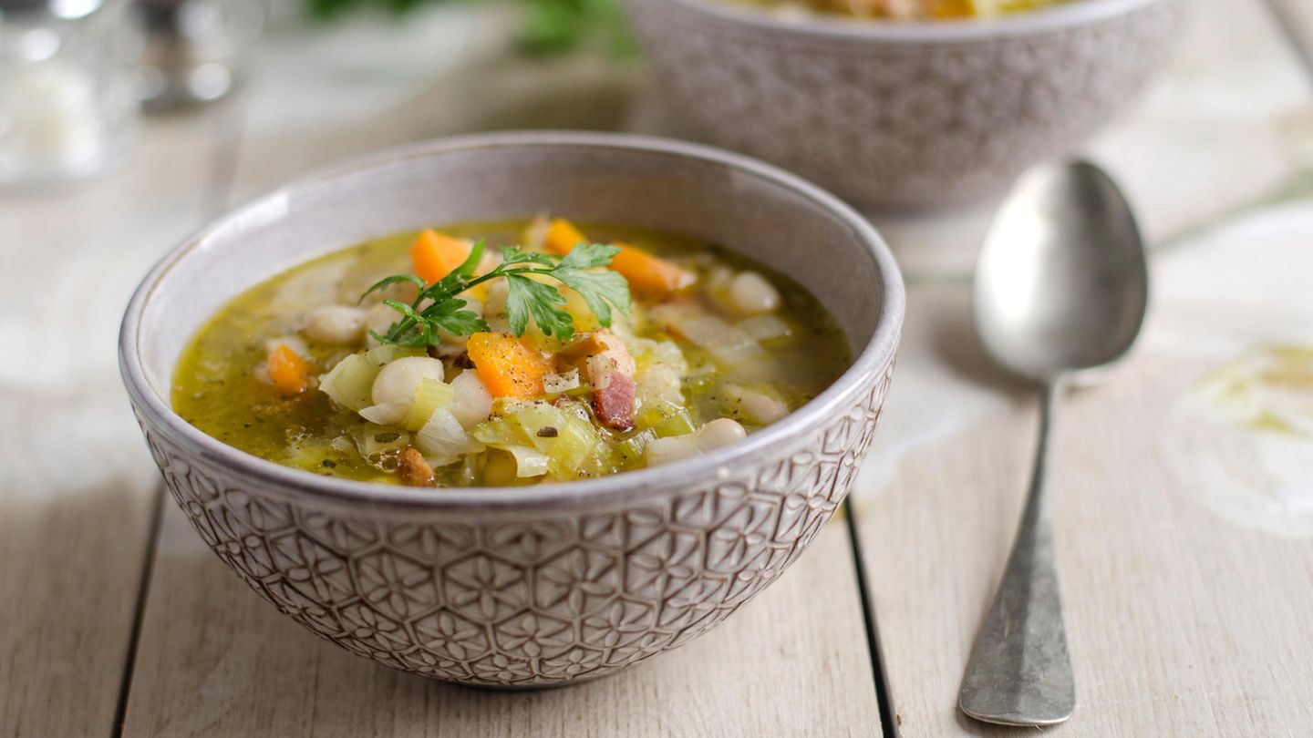 Schichteintopf in einer Schüssel