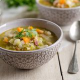 Schichteintopf in einer Schüssel