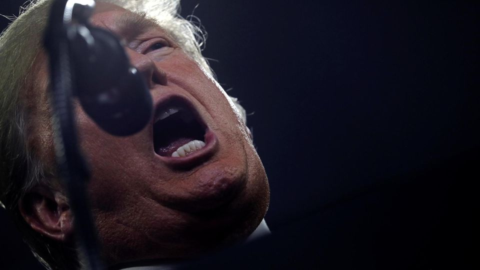 VOE STERN 41/2019 TITELGESCHICHTE ES REICHT! - DIE PRÜFUNG - TRUM UND JOHNSON U.S. President Donald Trump addresses supporters during a Make America Great Again rally in Johnson City, Tennessee, U.S. October 1, 2018. REUTERS/Jonathan Ernst Donald Trump spricht energisch in ein Mikrofon