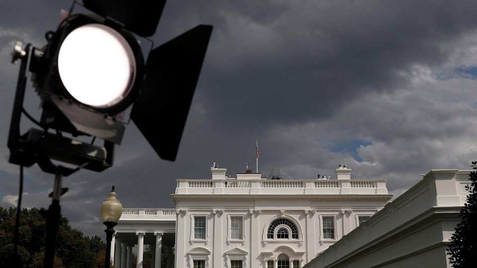 VOE STERN 41/2019 TITELGESCHICHTE ES REICHT! - DIE PRÜFUNG - TRUM UND JOHNSON A view of the White House from the North Lawn on Thursday, Sept. 26, 2019. A whistle-blower in the intelligence community accused President Donald Trump of using his office t... Das Weiße Haus bei bewölktem Himmel