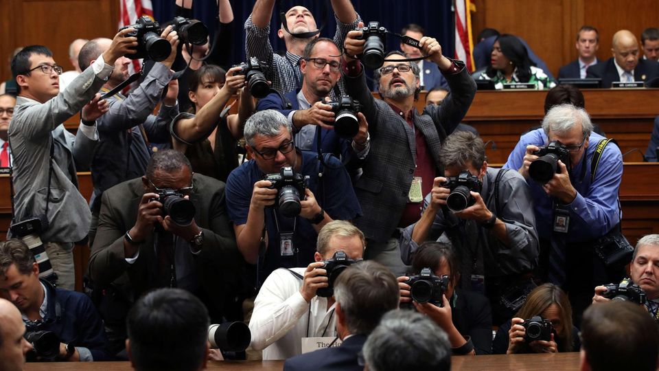 VOE STERN 41/2019 TITELGESCHICHTE ES REICHT! - DIE PRÜFUNG - TRUM UND JOHNSON WASHINGTON, DC - SEPTEMBER 26: Photographers take pictures as Acting Director of National Intelligence Joseph Maguire prepares to testify before the House Select Committee On... Joseph Maguire vor einer großen Gruppe von Fotografen sitzend